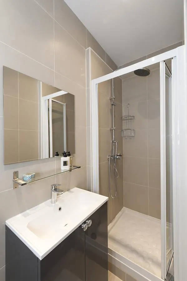 Hotel Le17 Furnished Studios Parijs