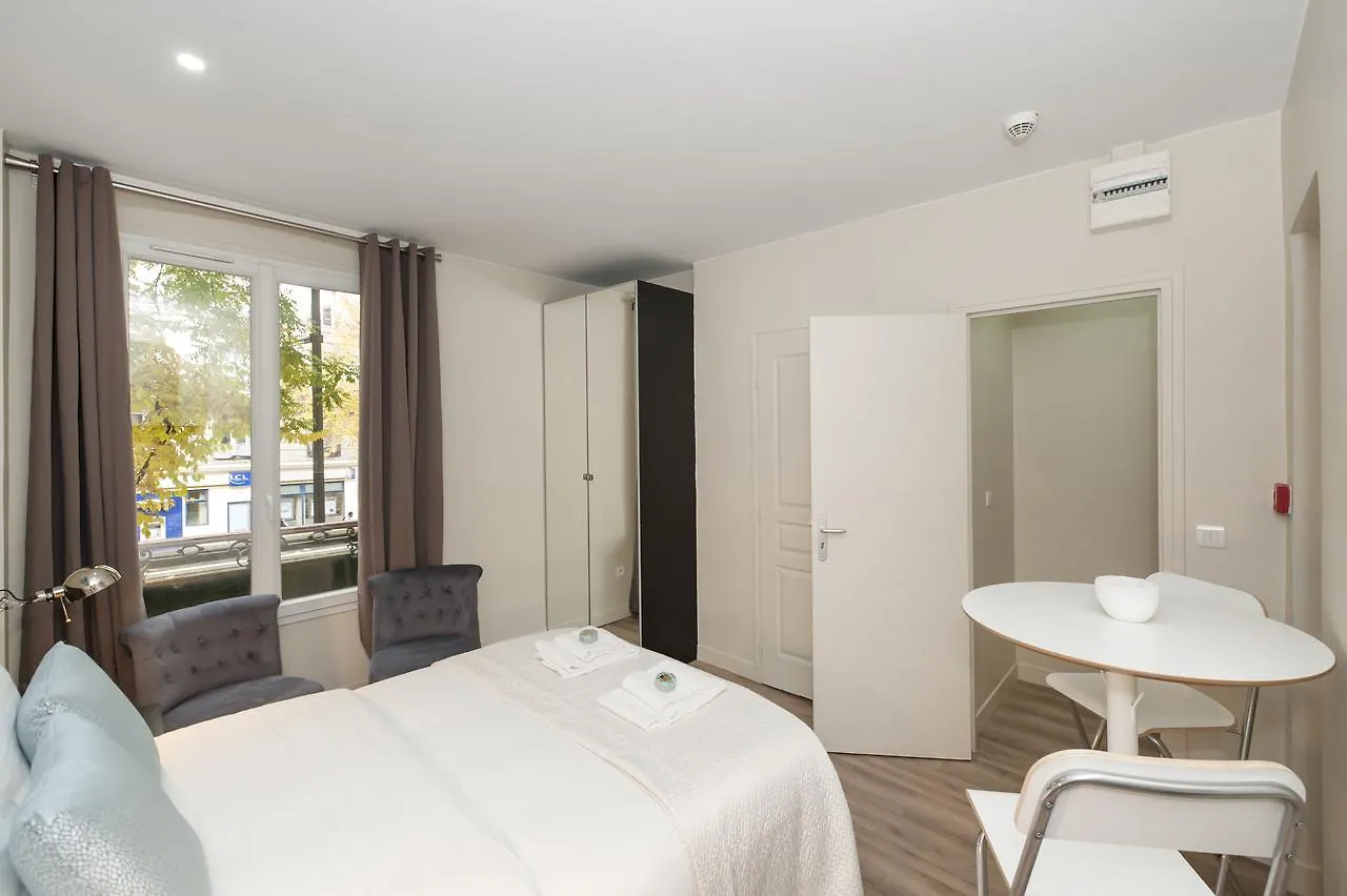 Le17 Furnished Studios Parijs